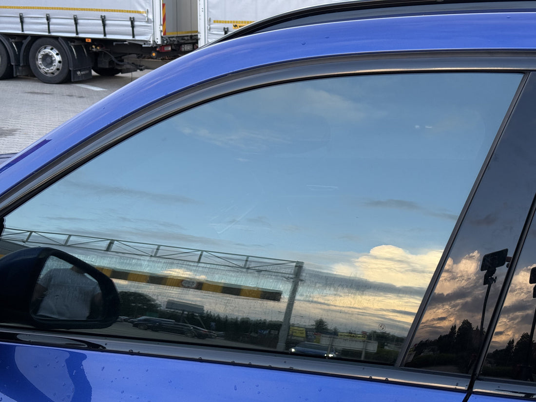 Przednia i tylna boczna szyba BMW X1 U11 z panelami przyciemniającymi CiemnaSzyba