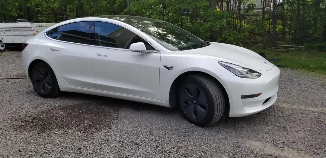 Tesla Model Y z panelami 30%