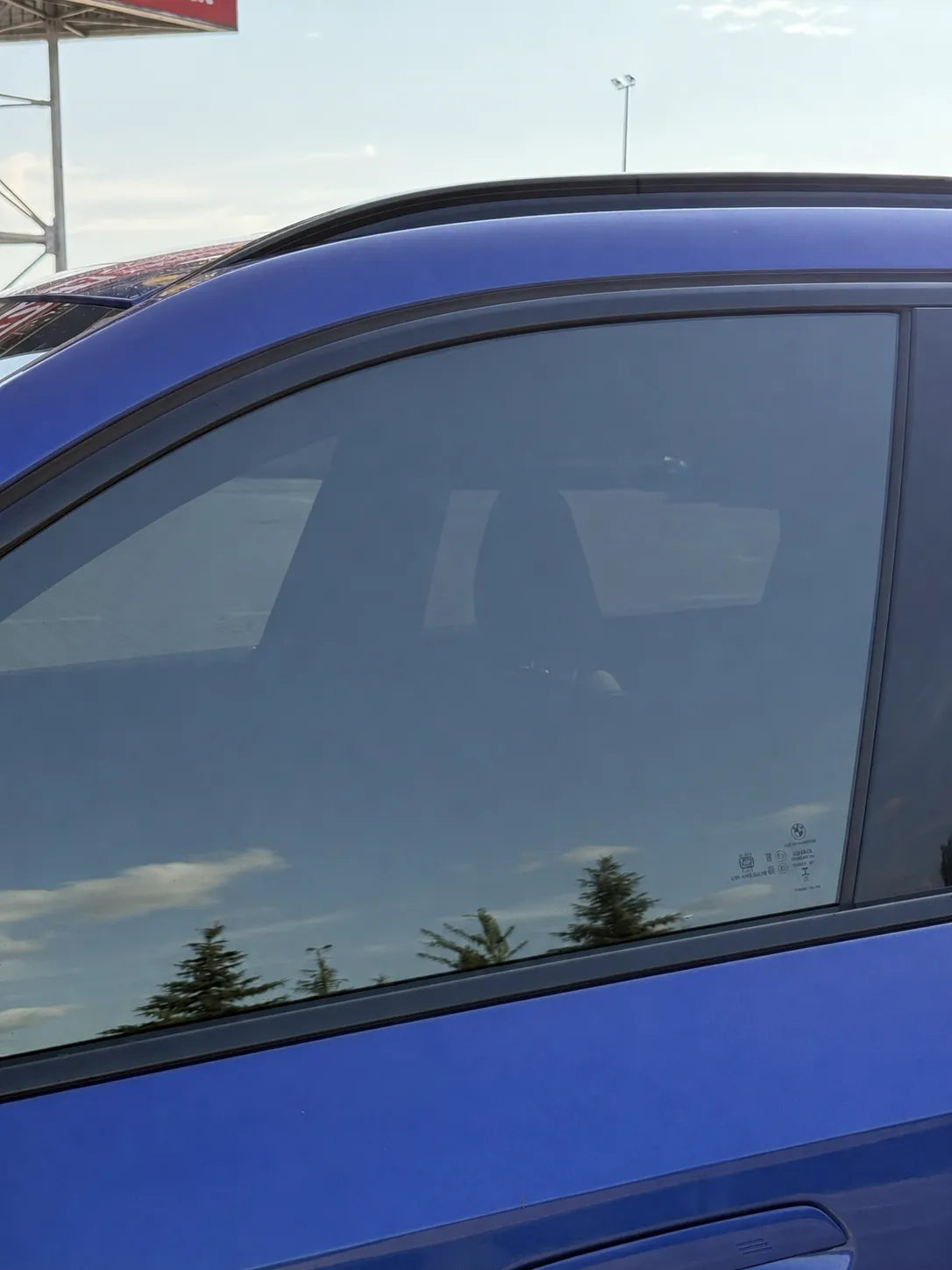 To samo auto po montażu — szyby z zamontowanymi panelami przyciemniającymi